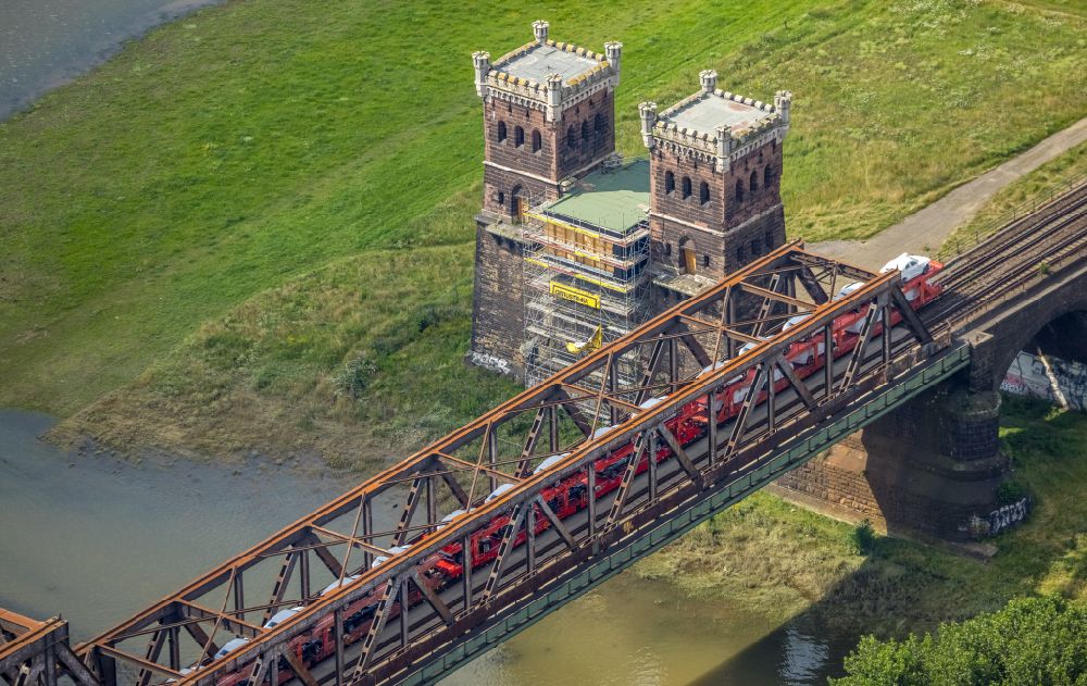Luftbild Duisburg - Bahn- Brückenbauwerk Hochfelder Eisenbahnbrücke mit dem Brückenturm Rheinhausen Duisburg in Duisburg im Bundesland Nordrhein-Westfalen, Deutschland