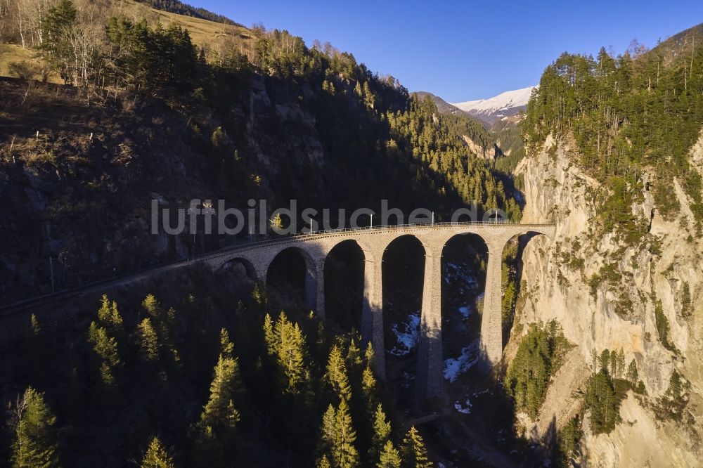 Schmitten von oben - Bahn- Brückenbauwerk Landwasserviadukt in Schmitten im Kanton Graubünden, Schweiz