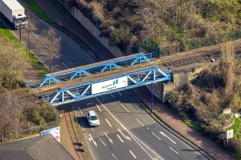 Luftbild Duisburg - Bahn- Brückenbauwerk im Ortsteil Friemersheim in Duisburg im Bundesland Nordrhein-Westfalen, Deutschland