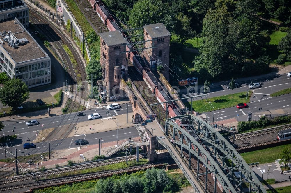 Luftaufnahme Köln - Bahn- Brückenbauwerk Südbrücke mit Türmen am Agrippinaufer in Köln im Bundesland Nordrhein-Westfalen, Deutschland