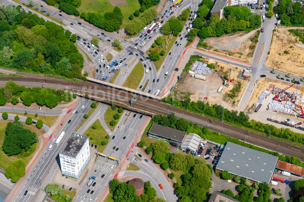 Hamburg aus der Vogelperspektive: Bahn- Brückenbauwerk und Straßenkreuzung Billhorner Brückenstraße und Amsinckstraße in Hamburg, Deutschland
