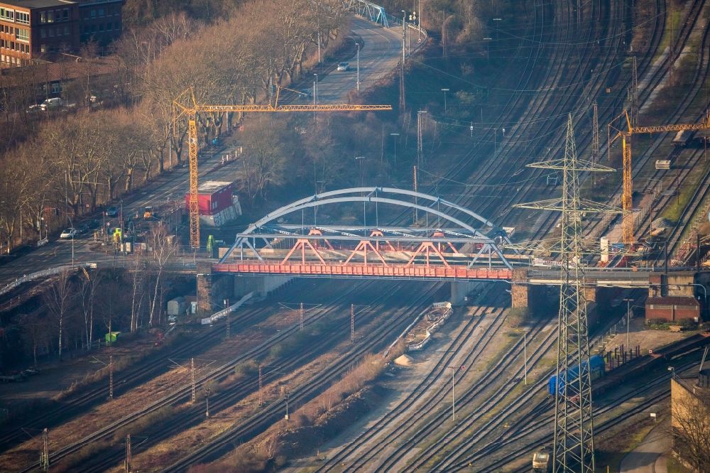 Luftaufnahme Mülheim an der Ruhr - Bahn- Brückenbauwerk Thyssenbrücke der B 223 Oberhausener Straße in Mülheim an der Ruhr im Bundesland Nordrhein-Westfalen, Deutschland