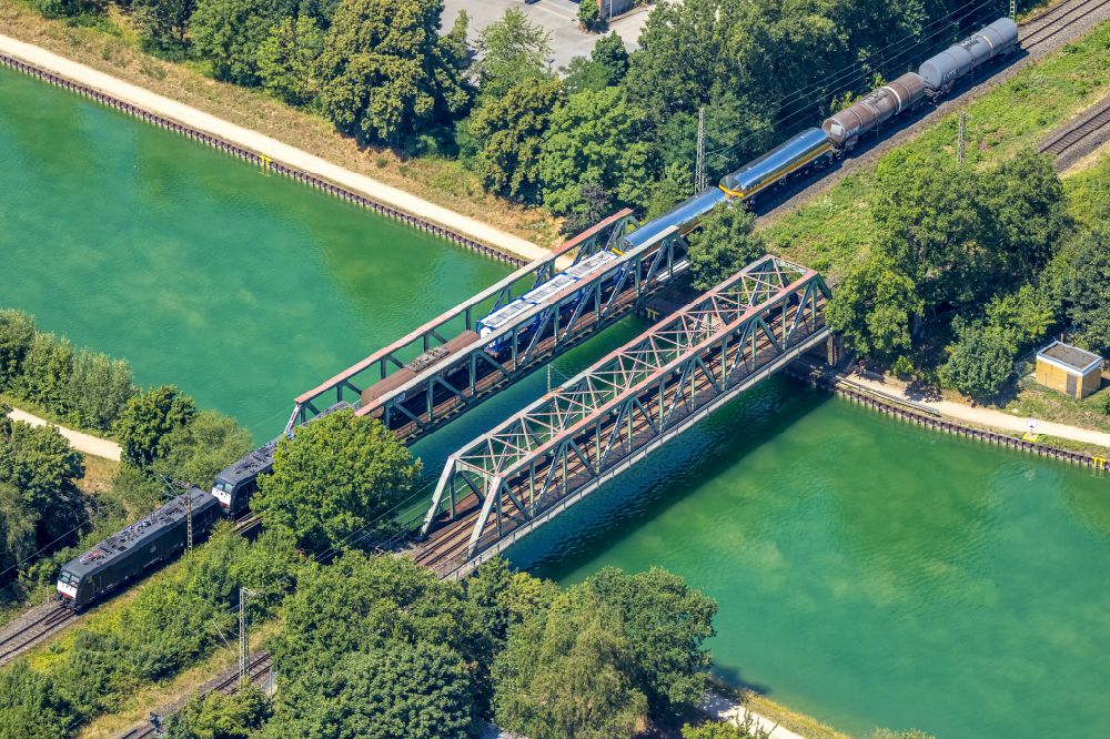 Luftbild Voerde (Niederrhein) - Bahn- Brückenbauwerk der Wesel-Datteln-Kanalrücke in Voerde (Niederrhein) im Bundesland Nordrhein-Westfalen, Deutschland
