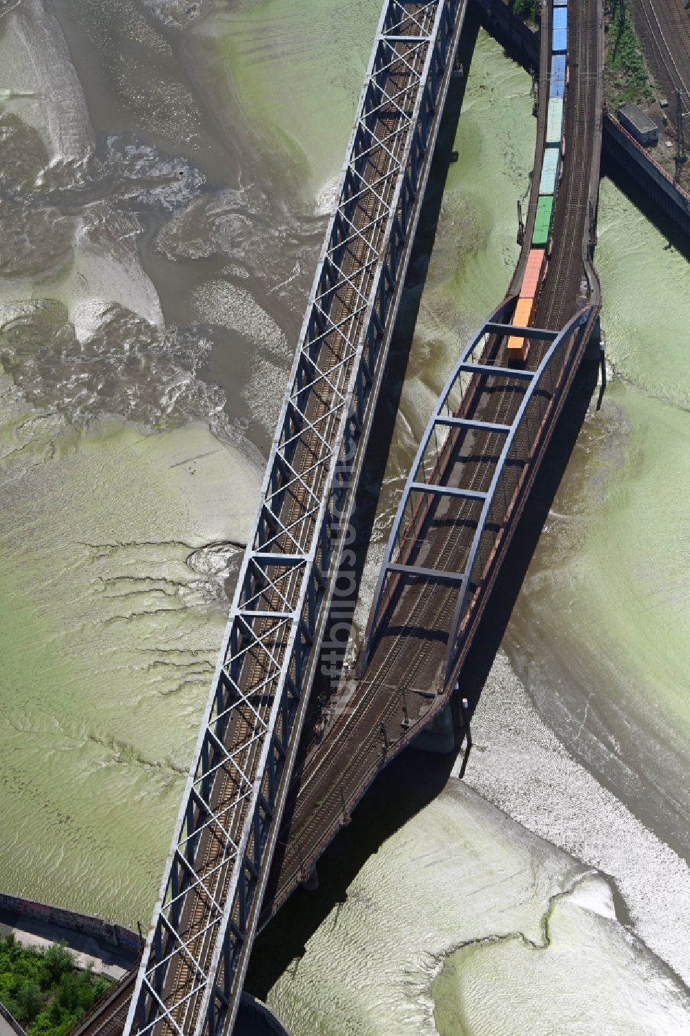Luftaufnahme Hamburg - Bahn- Brückenbauwerk über den Billhafenstrom der Norderelbe in Hamburg, Deutschland