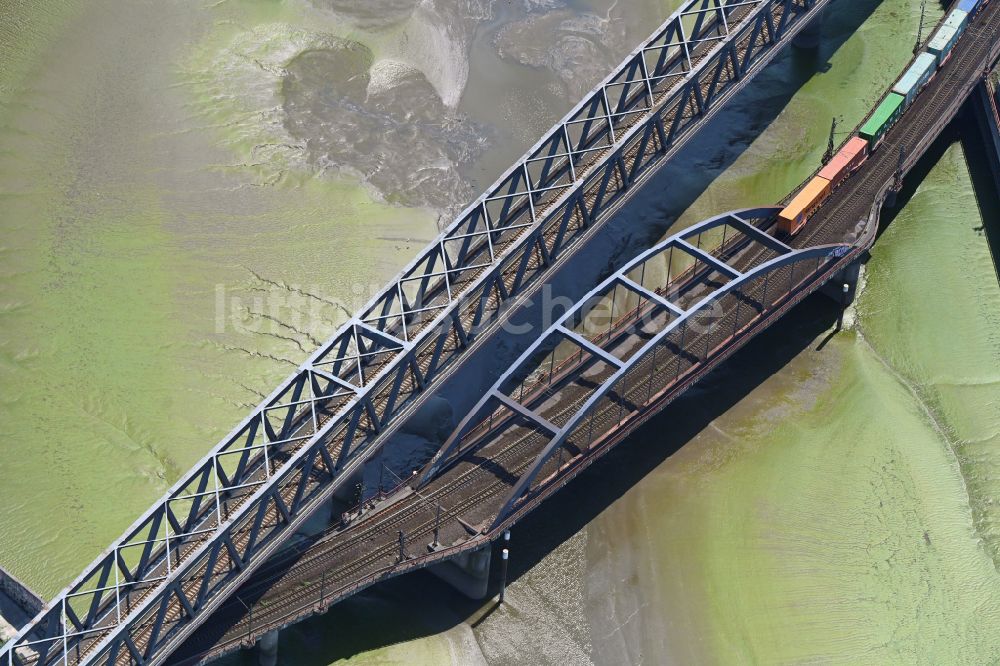 Hamburg aus der Vogelperspektive: Bahn- Brückenbauwerk über den Billhafenstrom der Norderelbe in Hamburg, Deutschland