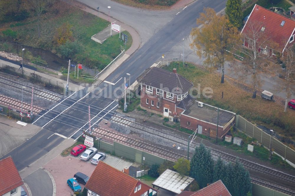Friedland aus der Vogelperspektive: Bahnübergang und Gleisanlagen der Deutschen Bahn in Friedland im Bundesland Niedersachsen