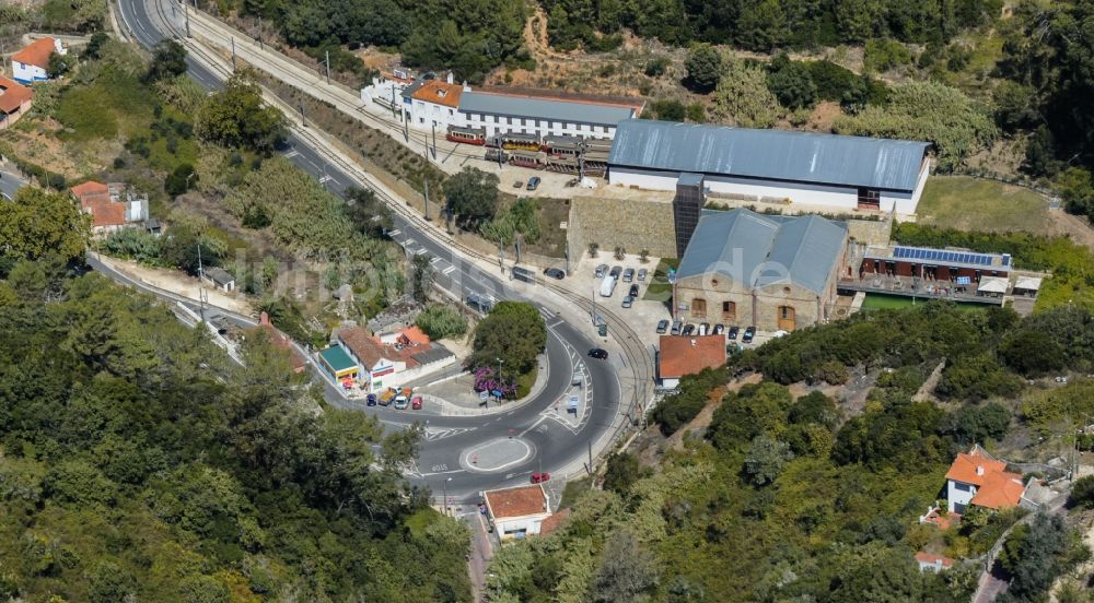 Sintra aus der Vogelperspektive: Bahnbetriebsdepot der elektrischen Strassenbahnen an der Estrada Nacional im Ortsteil Ribeira in Sintra, Portugal