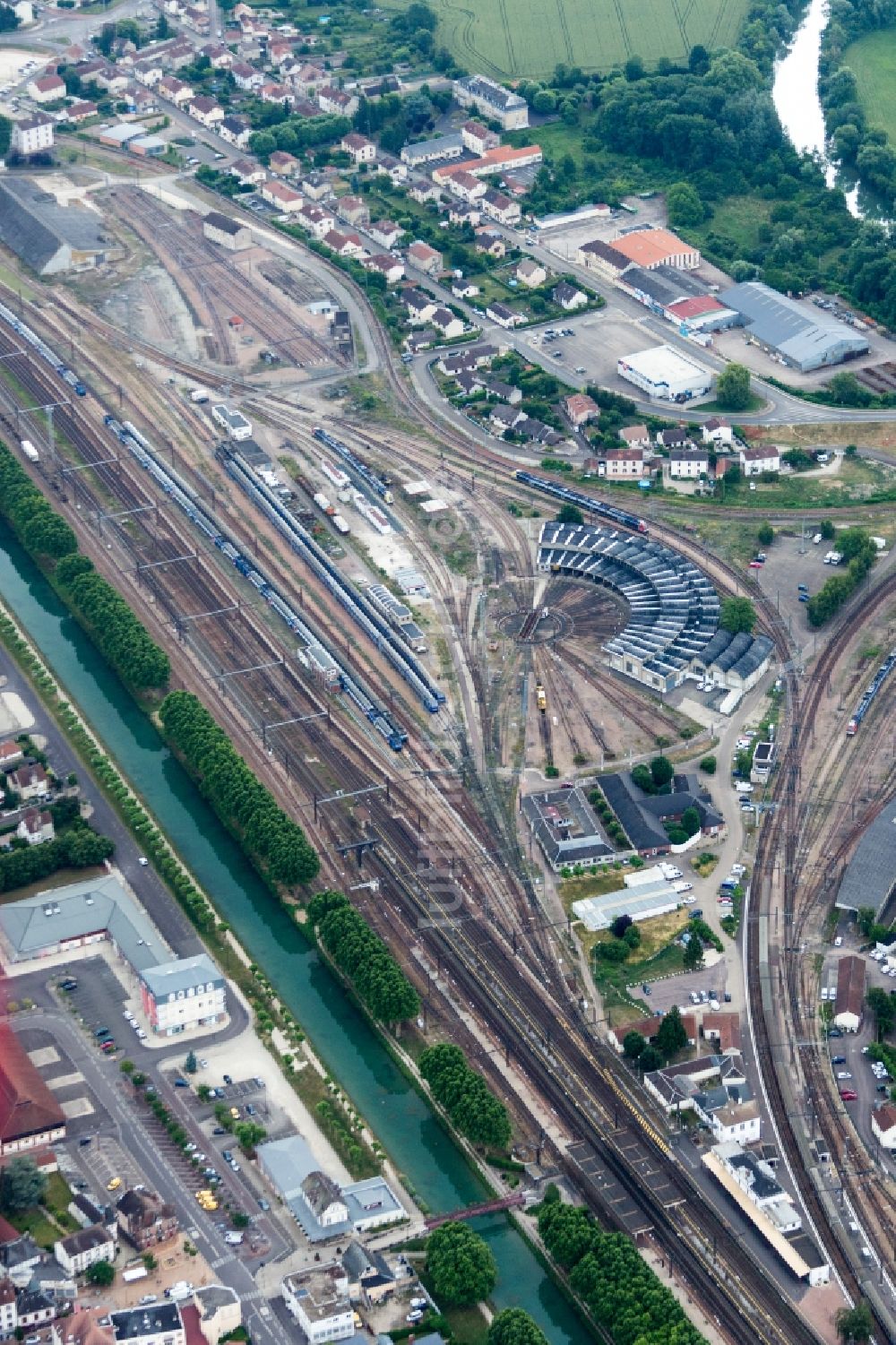 Luftaufnahme Migennes - Bahnbetriebswerk und Ausbesserungswerk von Zügen in Migennes in Bourgogne Franche-Comté, Frankreich
