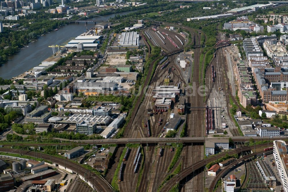 Luftbild Frankfurt am Main - Bahnbetriebswerk und Ausbesserungswerk von Zügen des Personentransportes in Frankfurt am Main im Bundesland Hessen, Deutschland