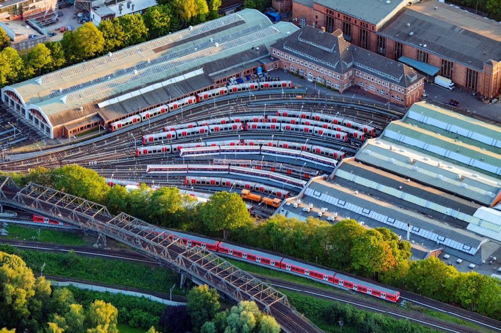 Hamburg von oben - Bahnbetriebswerk und Ausbesserungswerk von Zügen des Personentransportes der Hamburger Hochbahn im Ortsteil Winterhude in Hamburg, Deutschland