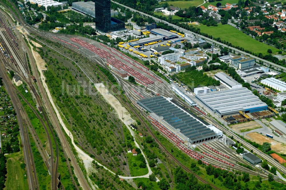 München von oben - Bahnbetriebswerk und Ausbesserungswerk von Zügen des Personentransportes im Ortsteil Bogenhausen in München im Bundesland Bayern, Deutschland