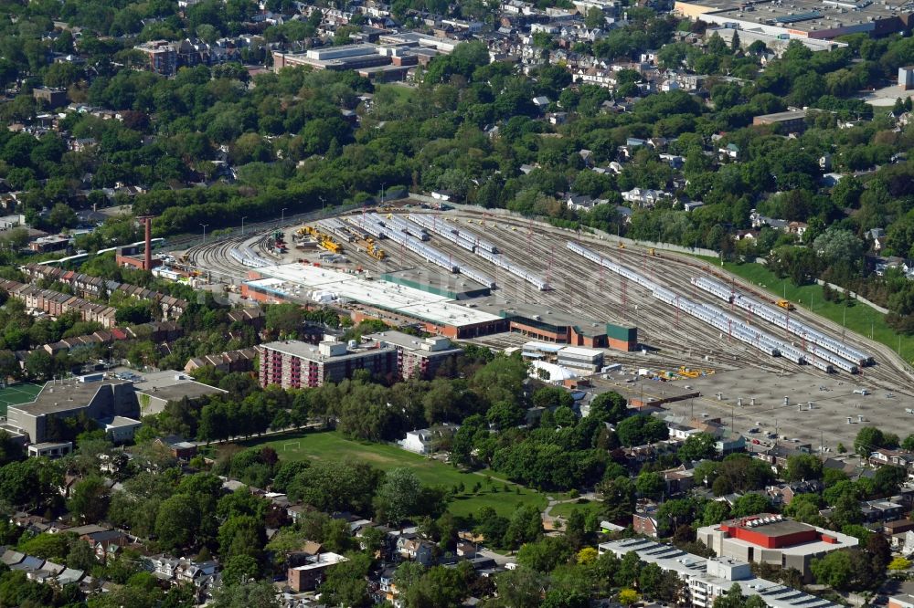 Toronto von oben - Bahnbetriebswerk und Ausbesserungswerk von Zügen des Personentransportes der TTC Greenwood Yard an der Greenwood Ave in Toronto in Ontario, Kanada