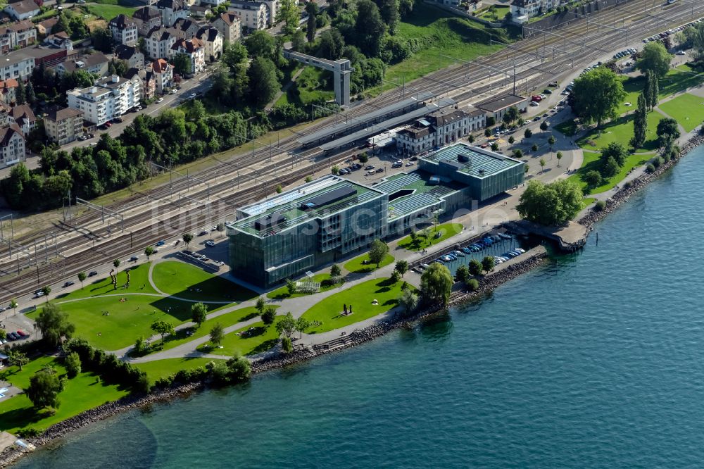 Luftaufnahme Rorschach - Bahnhof mit Bahnhofsgebäude und Kulturhaus Forum Würth in Rorschach im Kanton Sankt Gallen, Schweiz