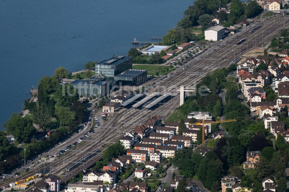 Luftaufnahme Rorschach - Bahnhof mit Bahnhofsgebäude und Kulturhaus Forum Würth in Rorschach im Kanton Sankt Gallen, Schweiz