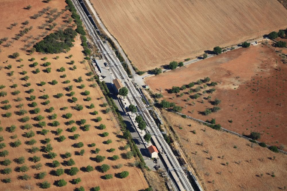 Luftbild Llubí - Bahnhof Haltestelle und Gleise der Bahn Inca - Sa Pobla der Verkehrsbetriebe SFM Mallorca in Llubí auf der balearischen Mittelmeerinsel Mallorca, Spanien