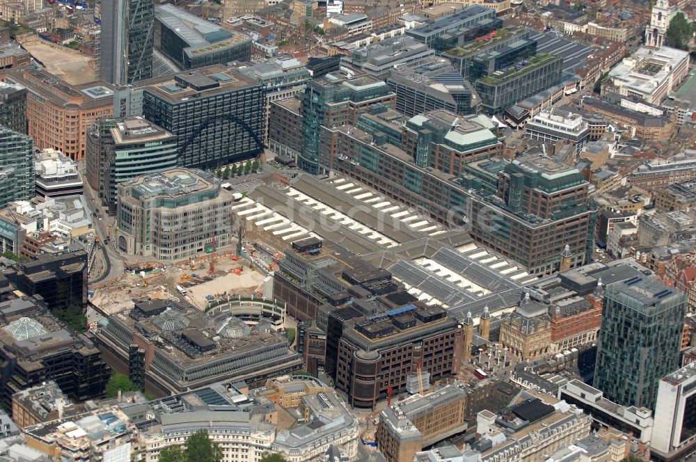 Luftaufnahme London - Bahnhof Liverpool Street im Stadtbezirk City of London in London in der Grafschaft Greater London in Großbritannien