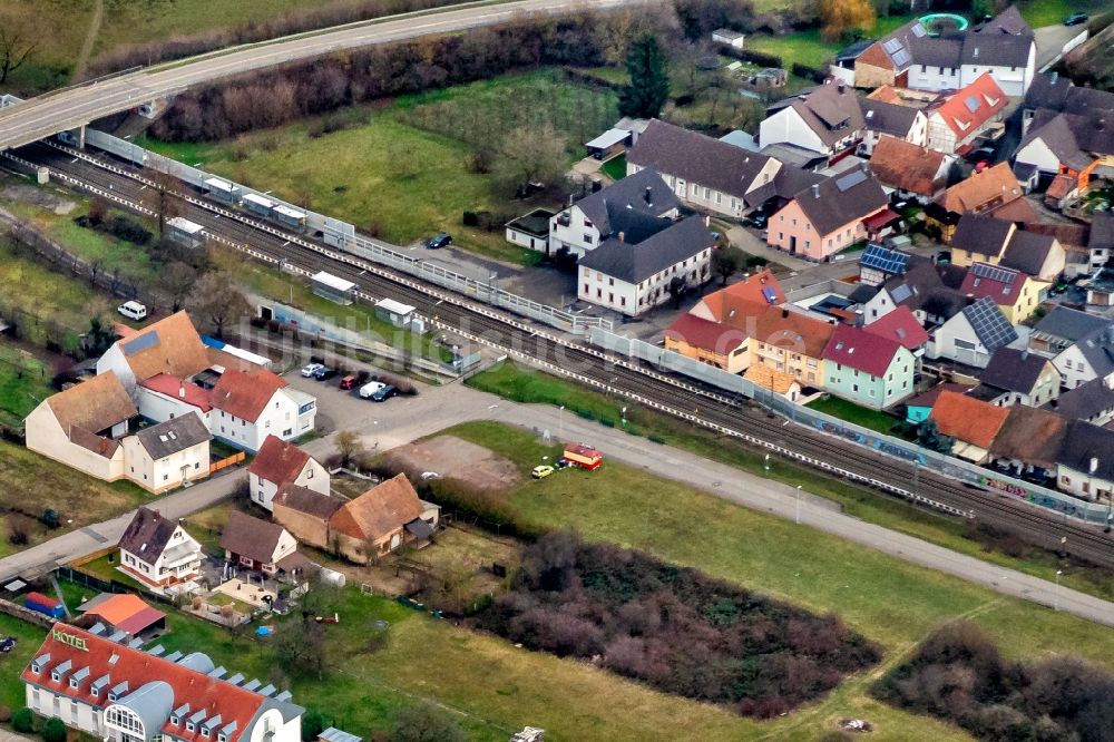 Luftaufnahme Ringsheim - Bahnhof Rheintalstrecke in Ringsheim im Bundesland Baden-Württemberg, Deutschland