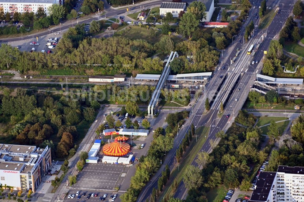 Luftaufnahme Berlin - Bahnhofsgebäude des S-Bahnhofes Hohenschönhausen in Berlin, Deutschland