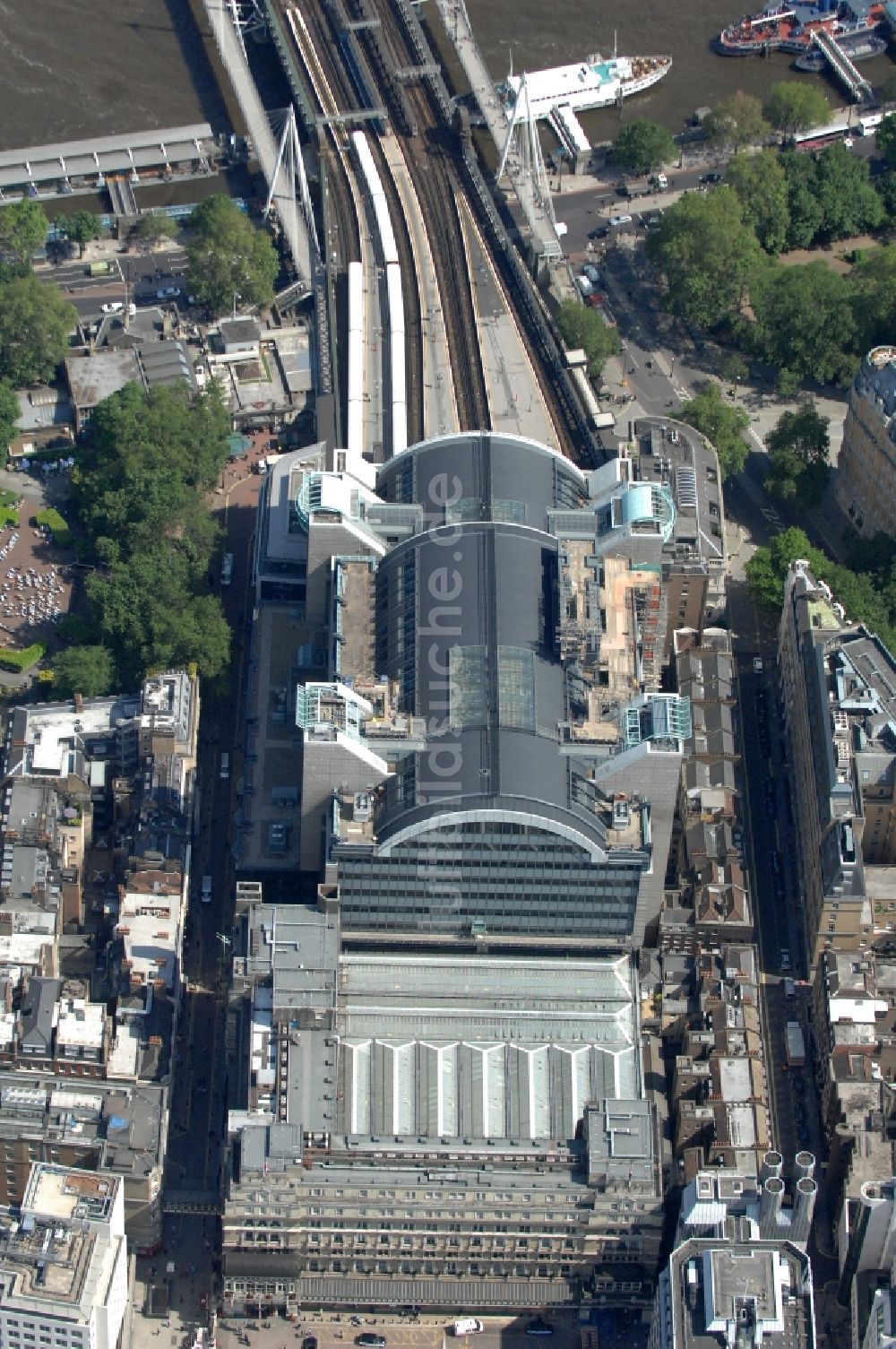 London aus der Vogelperspektive: Bahnhofsgebäude Charing Cross in London