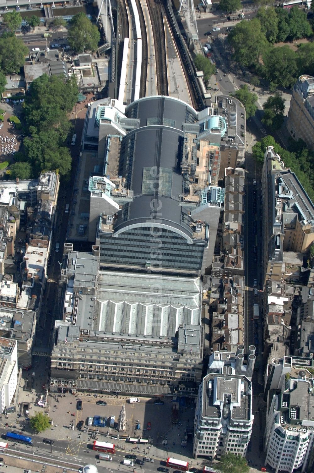 Luftbild London - Bahnhofsgebäude Charing Cross in London