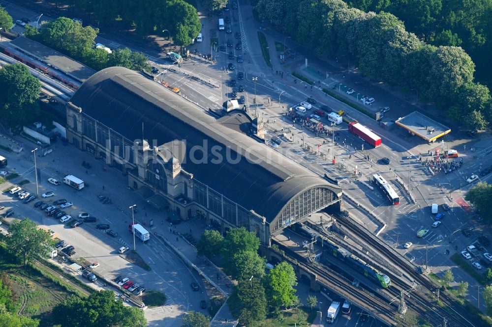 Luftaufnahme Hamburg - Bahnhofsgebäude und Gleisanlagen des Bahnhofes Bahnhof Hamburg Dammtor in Hamburg, Deutschland