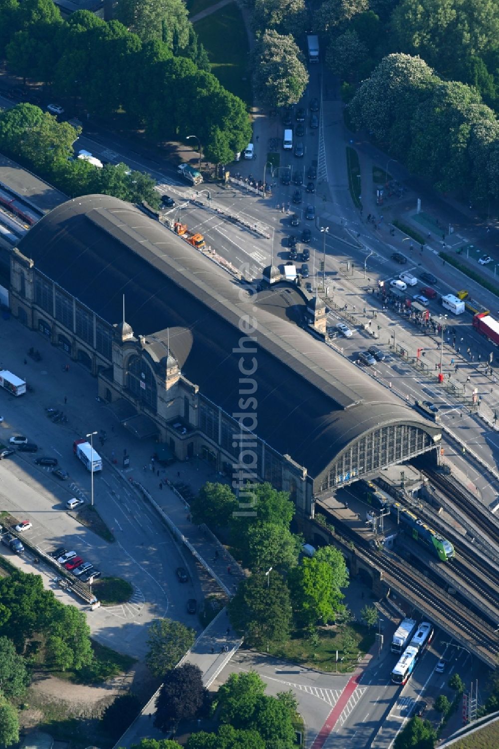 Hamburg von oben - Bahnhofsgebäude und Gleisanlagen des Bahnhofes Bahnhof Hamburg Dammtor in Hamburg, Deutschland