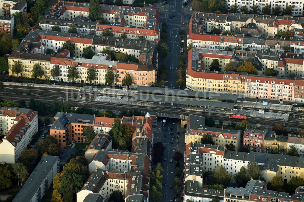 Luftaufnahme Berlin - Bahnhofsgebäude und Gleisanlagen des S-Bahnhofes Baumschulenweg im Stadtteil Treptow in Berlin