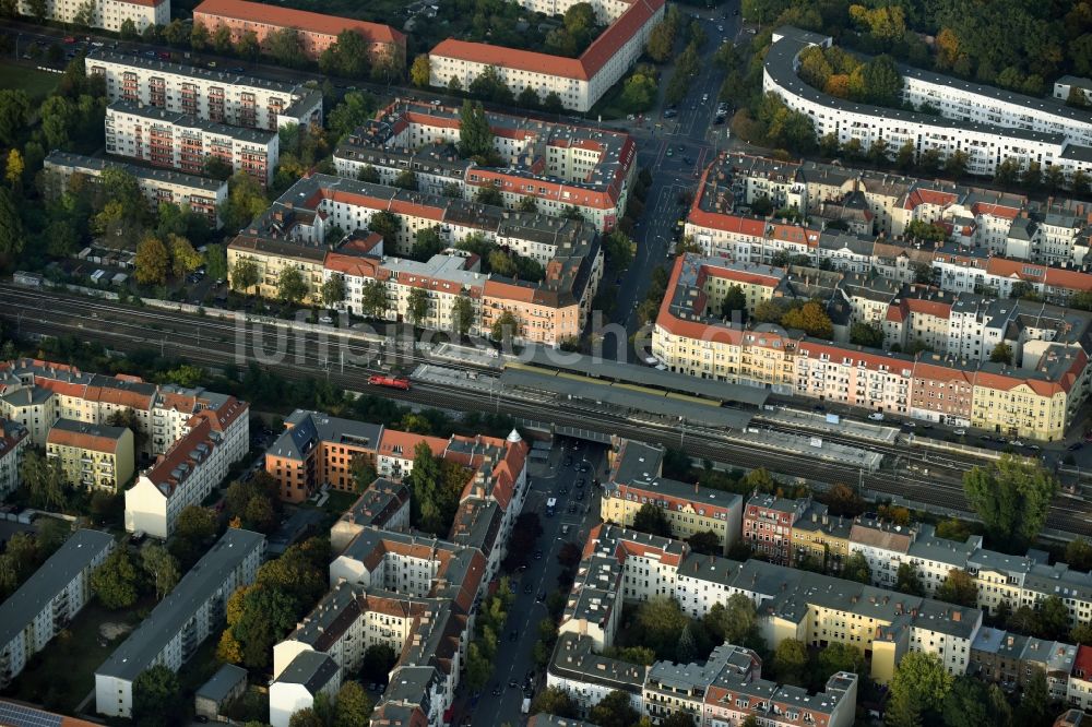 Berlin von oben - Bahnhofsgebäude und Gleisanlagen des S-Bahnhofes Baumschulenweg im Stadtteil Treptow in Berlin