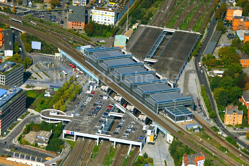 Luftbild Berlin - Bahnhofsgebäude und Gleisanlagen des S-Bahnhofes Berlin Südkreuz im Ortsteil Tempelhof in Berlin, Deutschland