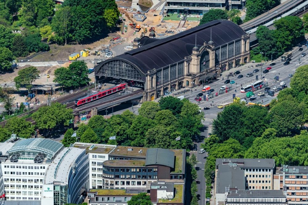 Luftbild Hamburg - Bahnhofsgebäude und Gleisanlagen des S-Bahnhofes Dammtor im Ortsteil Sankt Pauli in Hamburg, Deutschland