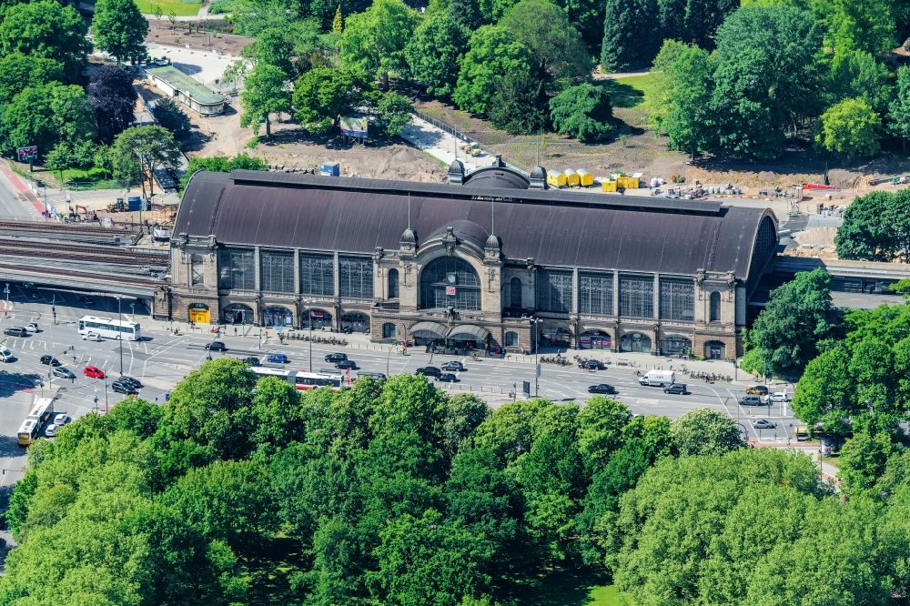 Hamburg von oben - Bahnhofsgebäude und Gleisanlagen des S-Bahnhofes Dammtor im Ortsteil Sankt Pauli in Hamburg, Deutschland