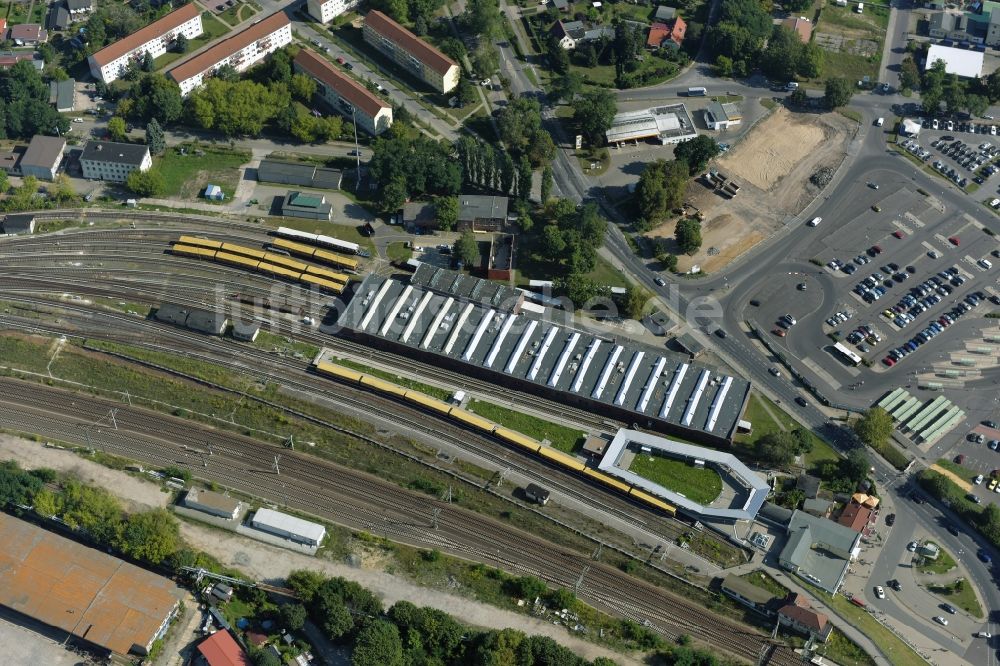 Erkner aus der Vogelperspektive: Bahnhofsgebäude und Gleisanlagen des S-Bahnhofes Erkner in Erkner im Bundesland Brandenburg