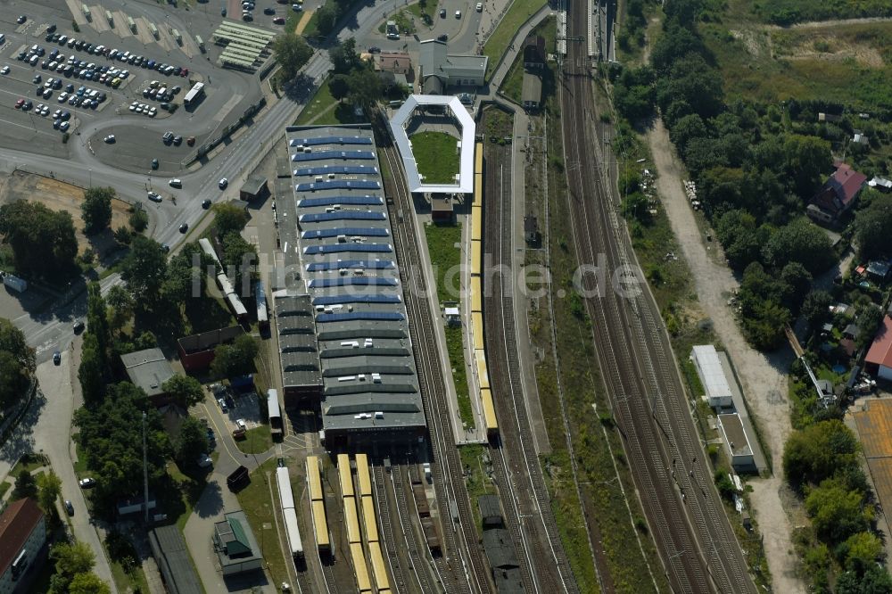 Luftaufnahme Erkner - Bahnhofsgebäude und Gleisanlagen des S-Bahnhofes Erkner in Erkner im Bundesland Brandenburg