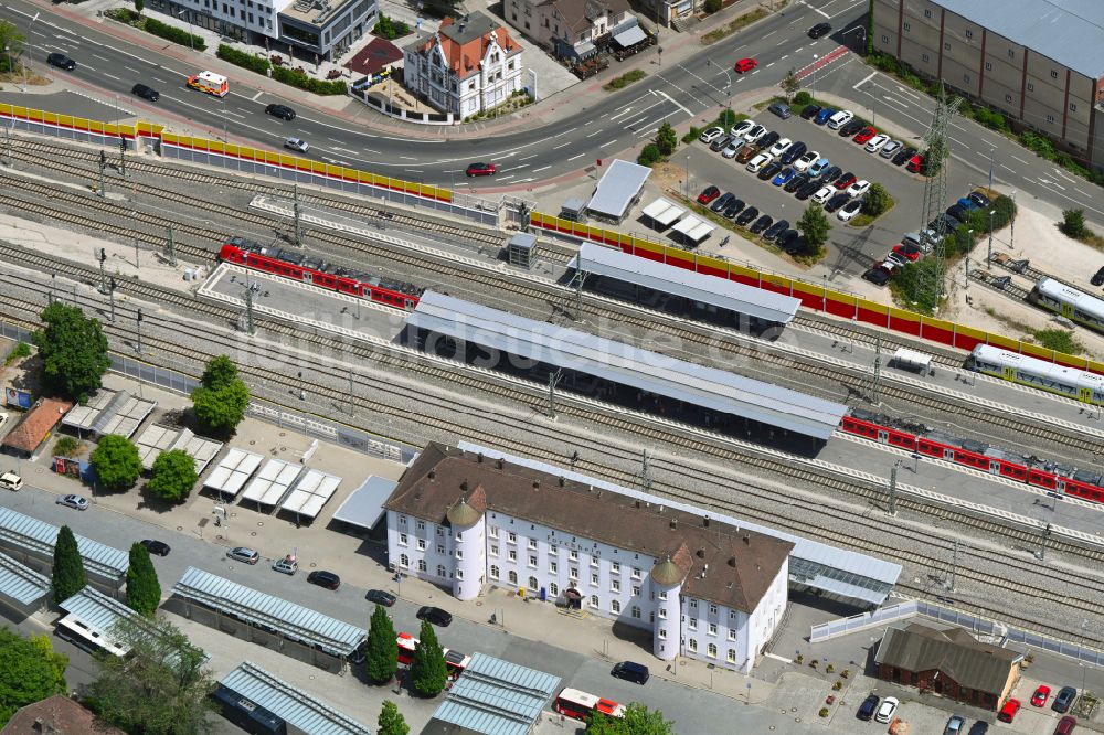 Forchheim aus der Vogelperspektive: Bahnhofsgebäude und Gleisanlagen des S-Bahnhofes in Forchheim im Bundesland Bayern, Deutschland