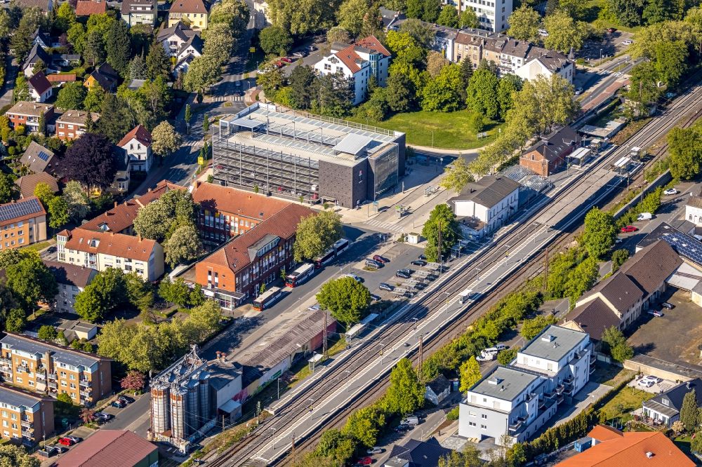 Luftbild Kamen - Bahnhofsgebäude und Gleisanlagen des S-Bahnhofes Kamen in Kamen im Bundesland Nordrhein-Westfalen, Deutschland