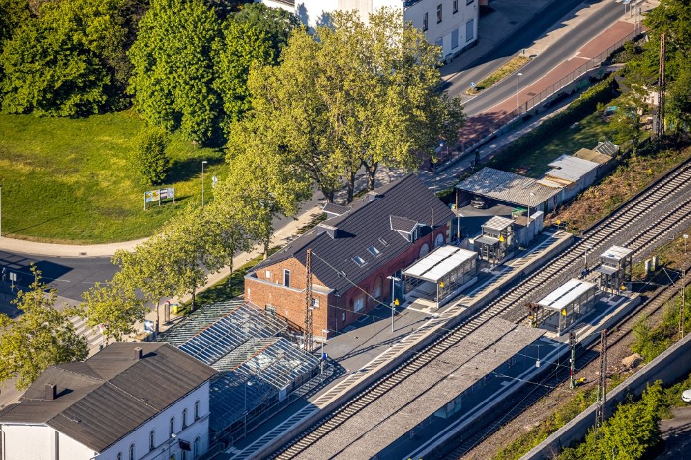 Luftaufnahme Kamen - Bahnhofsgebäude und Gleisanlagen des S-Bahnhofes Kamen in Kamen im Bundesland Nordrhein-Westfalen, Deutschland