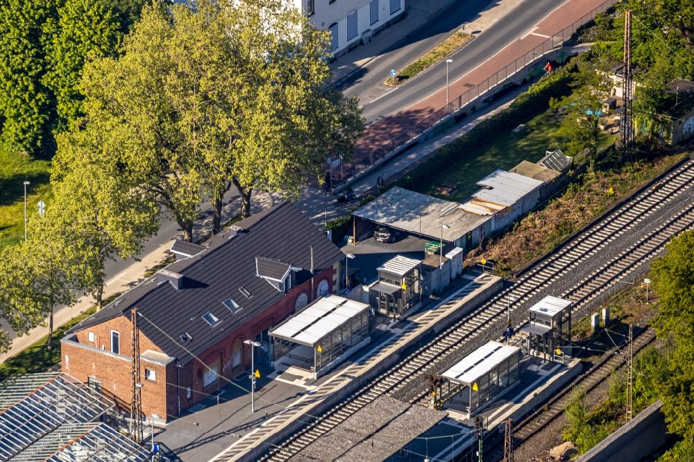 Kamen von oben - Bahnhofsgebäude und Gleisanlagen des S-Bahnhofes Kamen in Kamen im Bundesland Nordrhein-Westfalen, Deutschland