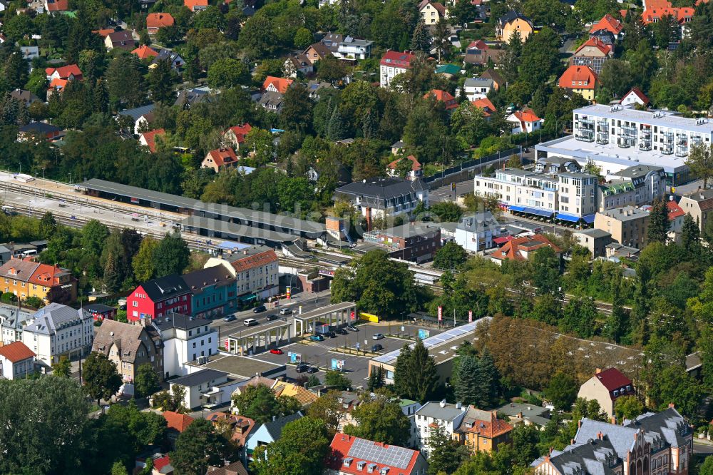 Luftbild Berlin - Bahnhofsgebäude und Gleisanlagen des S-Bahnhofes Mahlsdorf an der Hönower Straße in Berlin