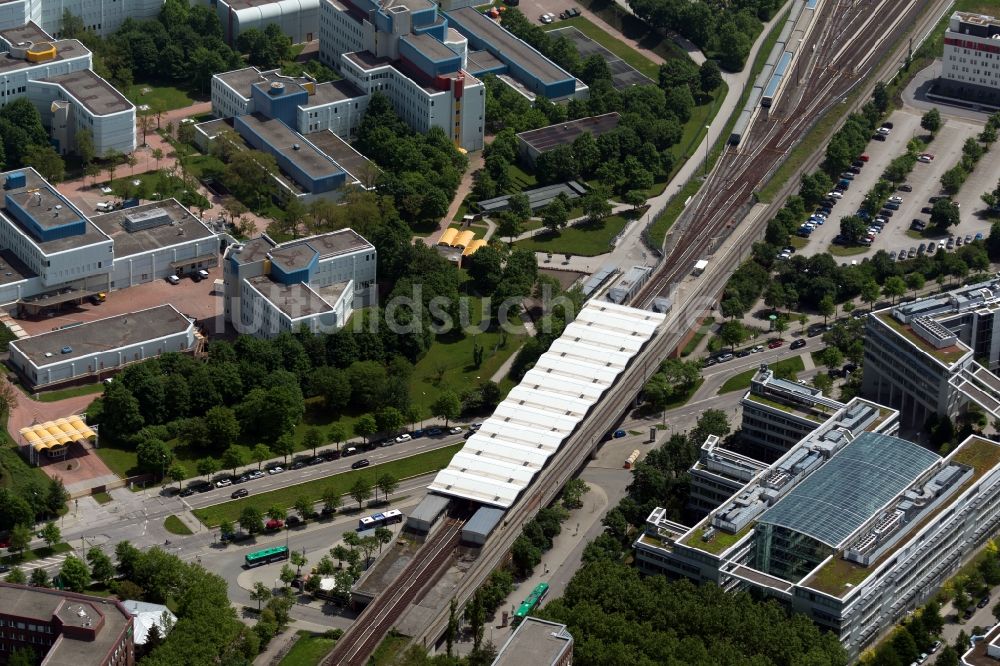 Luftaufnahme München - Bahnhofsgebäude und Gleisanlagen des S-Bahnhofes Neuperlach Süd in München im Bundesland Bayern, Deutschland