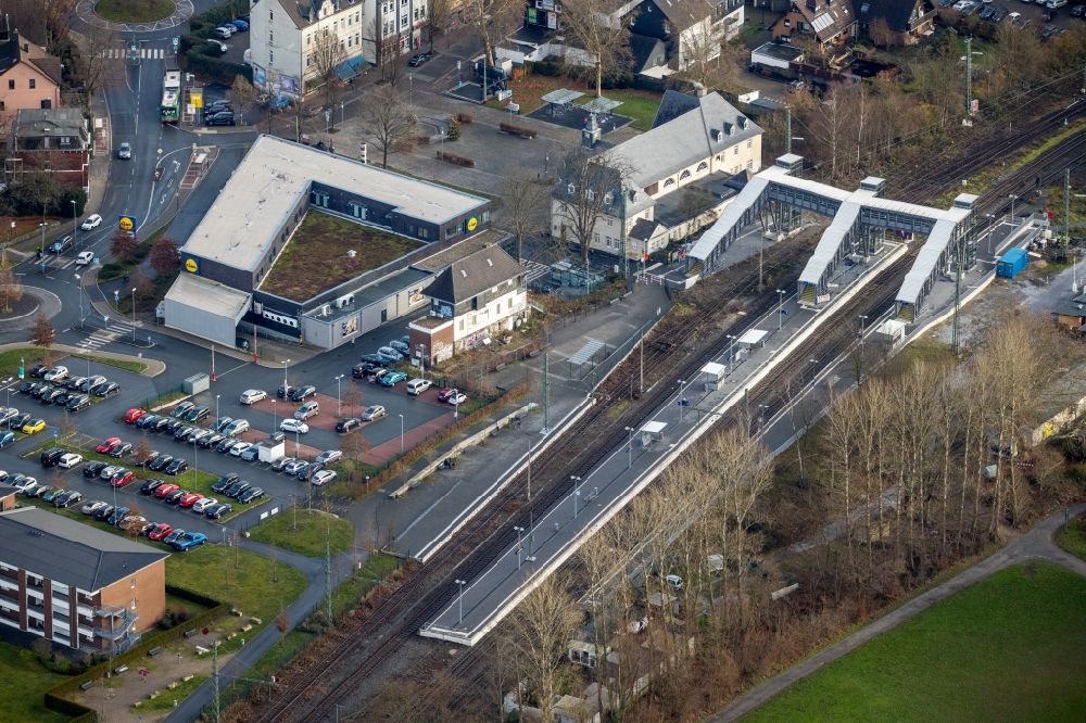 Bochum von oben - Bahnhofsgebäude und Gleisanlagen des S-Bahnhofes im Ortsteil Dahlhausen in Bochum im Bundesland Nordrhein-Westfalen, Deutschland