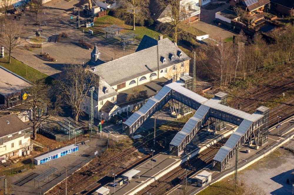 Luftbild Bochum - Bahnhofsgebäude und Gleisanlagen des S-Bahnhofes im Ortsteil Dahlhausen in Bochum im Bundesland Nordrhein-Westfalen, Deutschland