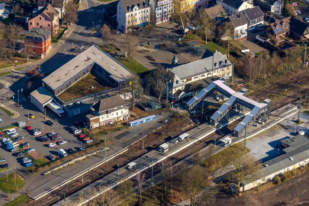 Luftaufnahme Bochum - Bahnhofsgebäude und Gleisanlagen des S-Bahnhofes im Ortsteil Dahlhausen in Bochum im Bundesland Nordrhein-Westfalen, Deutschland