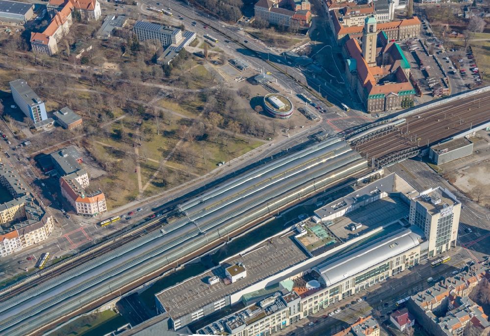 Berlin von oben - Bahnhofsgebäude und Gleisanlagen des S-Bahnhofes im Ortsteil Spandau in Berlin, Deutschland