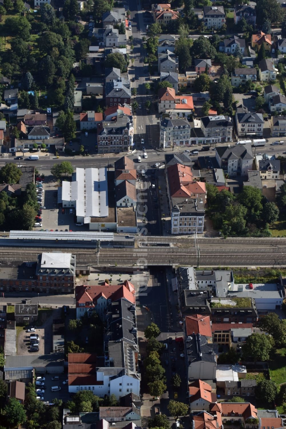 Radebeul von oben - Bahnhofsgebäude und Gleisanlagen des S-Bahnhofes Radebeul West in Radebeul im Bundesland Sachsen