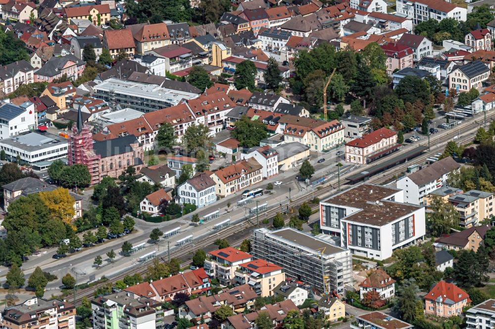 Luftbild Schopfheim - Bahnhofsgebäude und Gleisanlagen des Bahnhofes in Schopfheim im Bundesland Baden-Württemberg, Deutschland