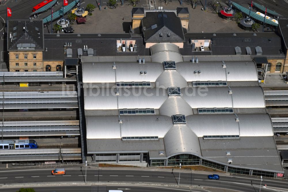 Mainz aus der Vogelperspektive: Bahnhofsgebäude und Gleisanlagen des Hauptbahnhof der Deutschen Bahn in Mainz im Bundesland Rheinland-Pfalz