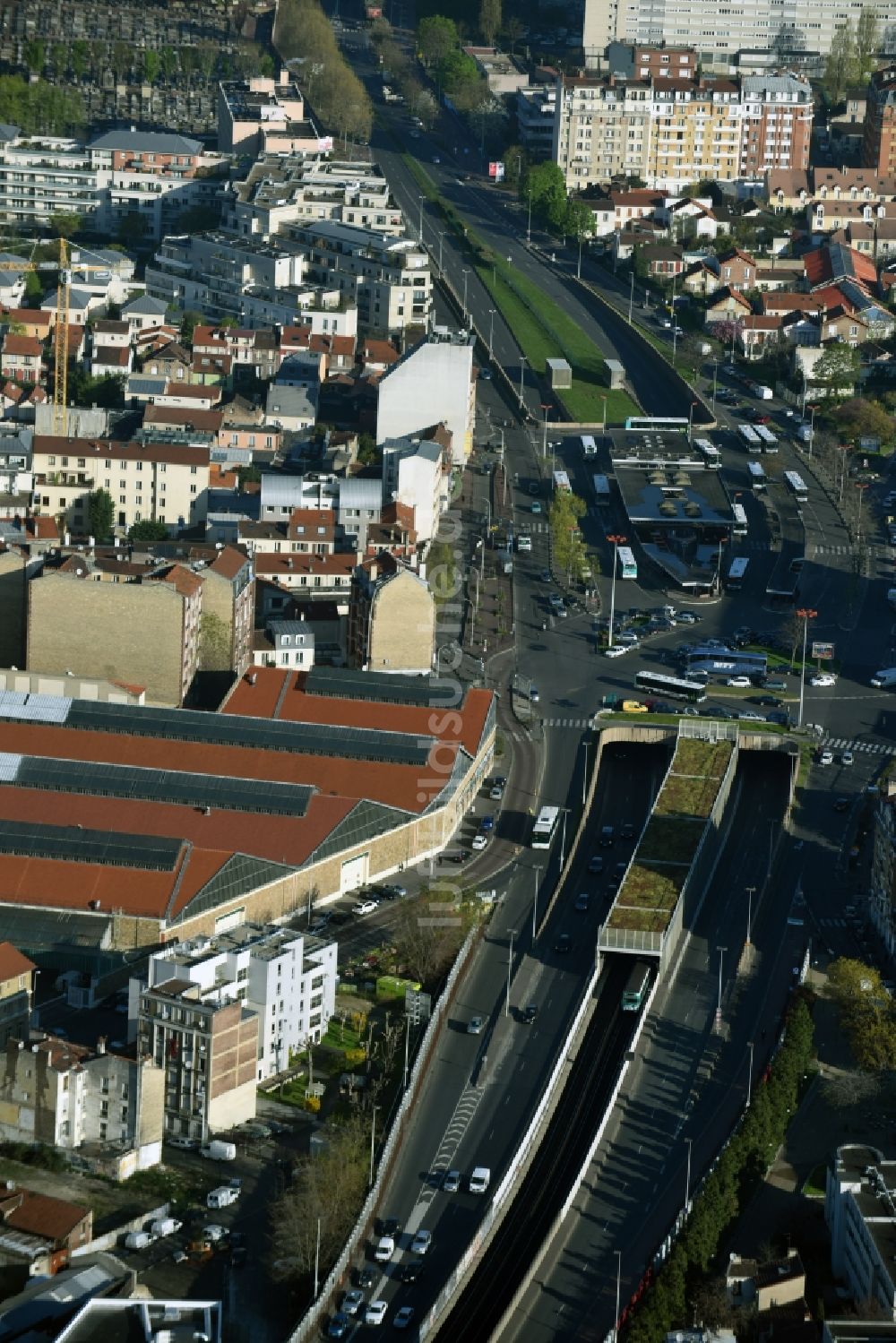 Luftbild Paris - Bahnhofsgebäude und Gleisanlagen des Metro- U-Bahnhofes Gabriel Peri Asnieres Gennevilliers in Paris in Ile-de-France, Frankreich