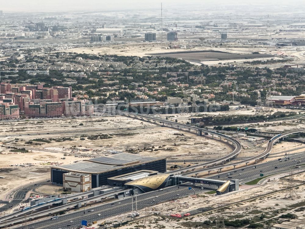 Dubai von oben - Bahnhofsgebäude und Gleisanlagen des Metro- U-Bahnhofes Jabal Ali Metro Station in Dubai in Vereinigte Arabische Emirate