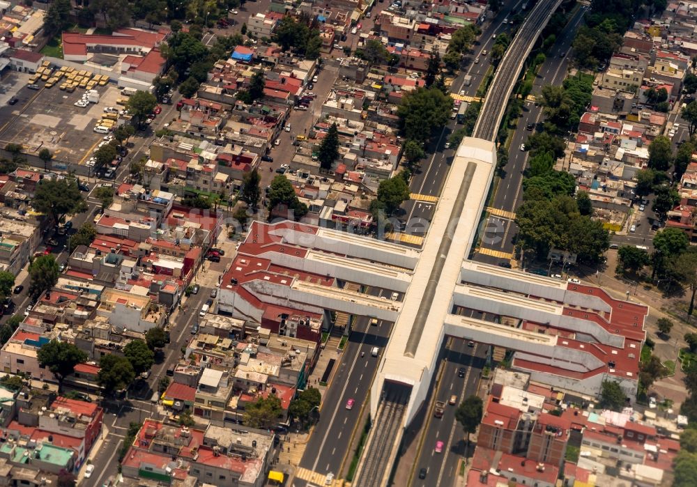 Luftaufnahme Ciudad de Mexico - Bahnhofsgebäude und Gleisanlagen des Metro- U-Bahnhofes Jamaica in Ciudad de Mexico in Mexiko