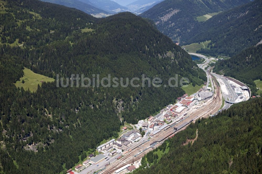 Brennero von oben - Bahnhofsgelände der Brennerbahn an der Station Brenner in Tirol in Österreich